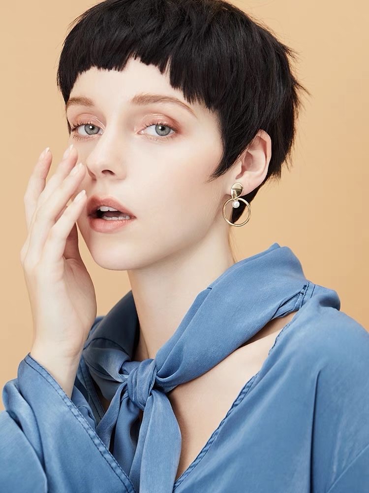 Dingxin Accessories S925 Silver Needle Earrings 911998, a popular new product for foreign trade, is a fashionable metal earring with a European and American style. Wholesale supply from the manufacturer Application Scenario