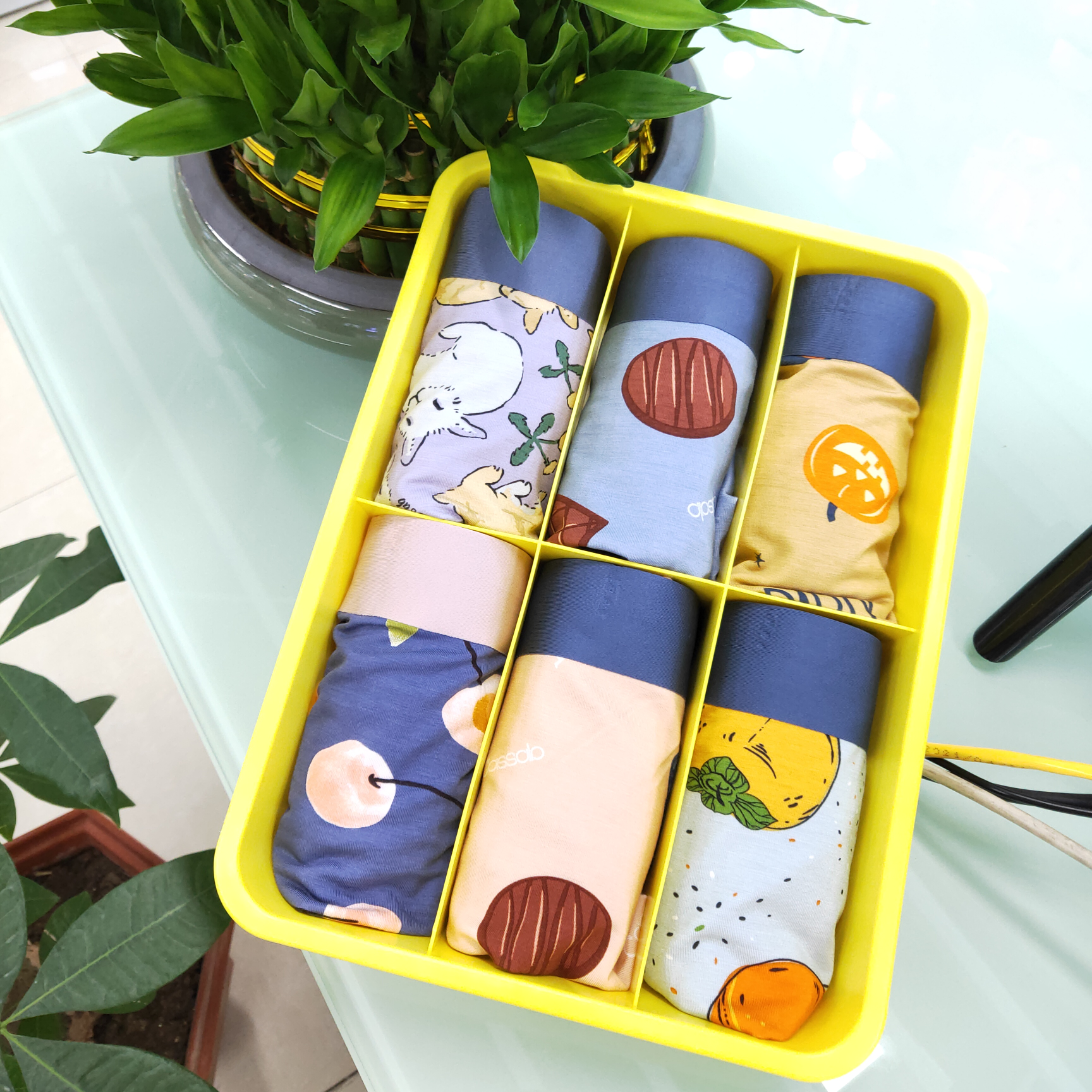 Men's underwear with adhesive and seamless 3D printing