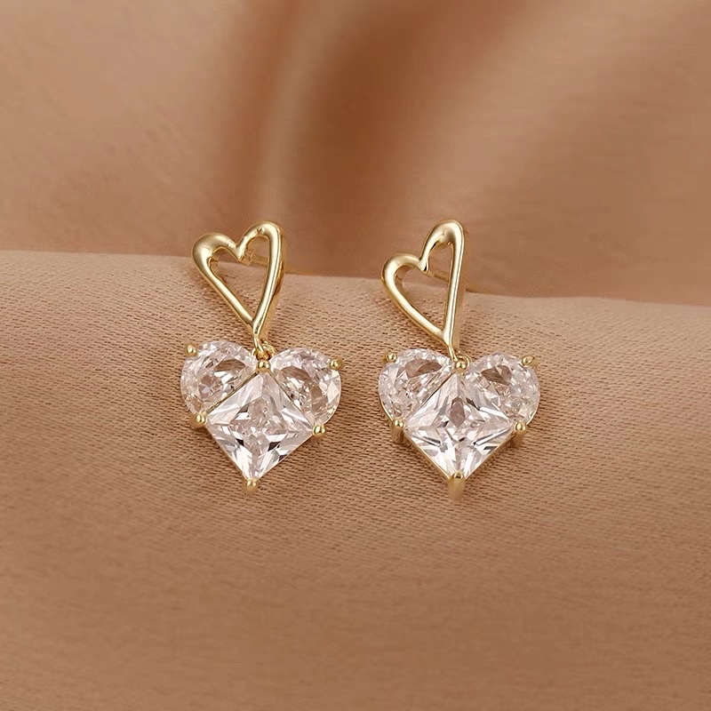 Dingxin Accessories Earrings 912037, a popular new product in foreign trade, offers fashionable metal earrings with a European and American style. Wholesale supply from the manufacturer Item Picture