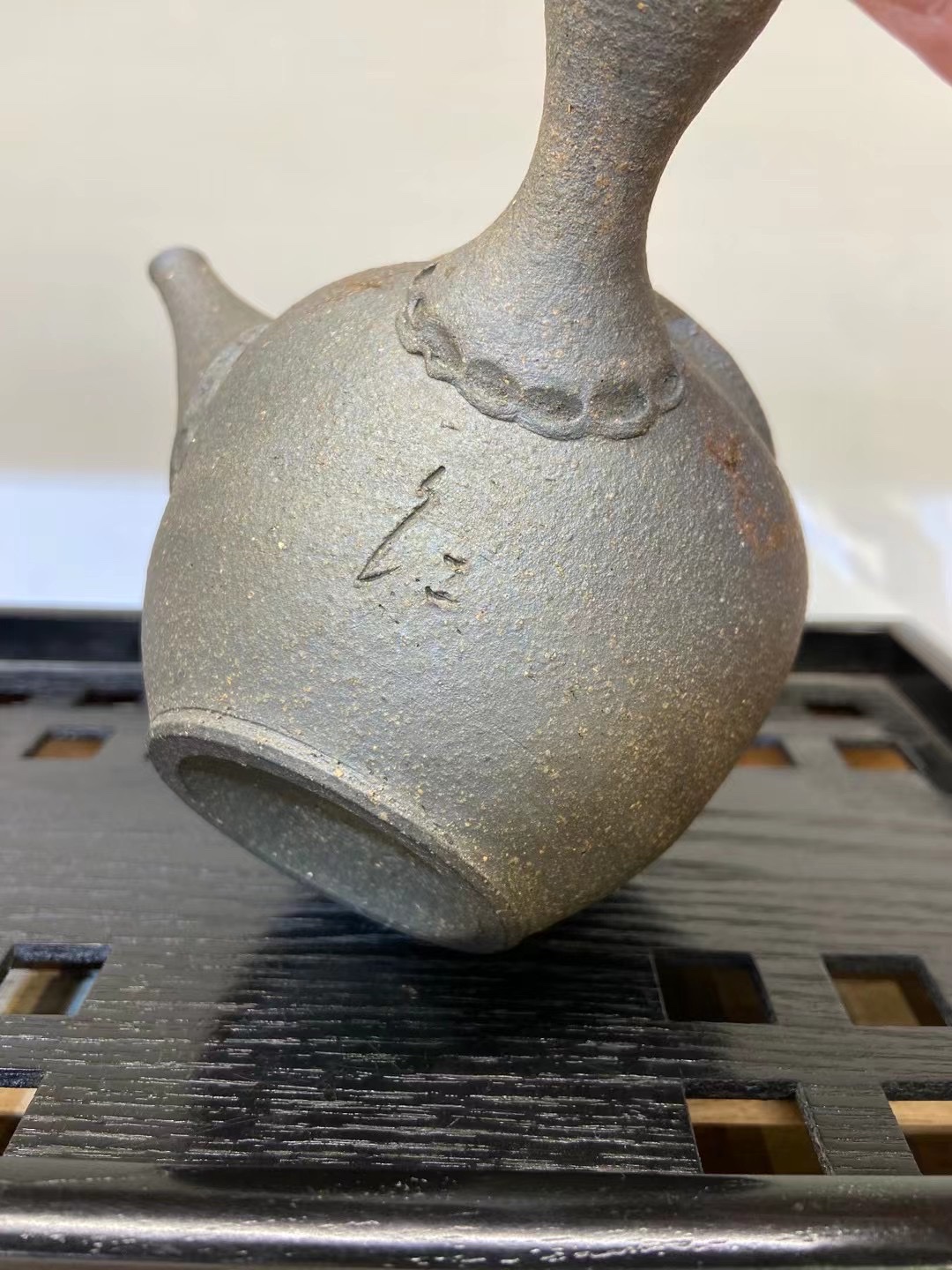 常滑烧 名工 谷川仁作 
原共箱 陶历 供布齐全  
陶泥藻挂急须 容量330毫升  69岁的详情图6