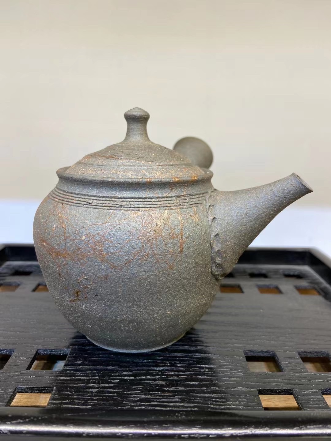 常滑烧 名工 谷川仁作 
原共箱 陶历 供布齐全  
陶泥藻挂急须 容量330毫升  69岁的详情图2