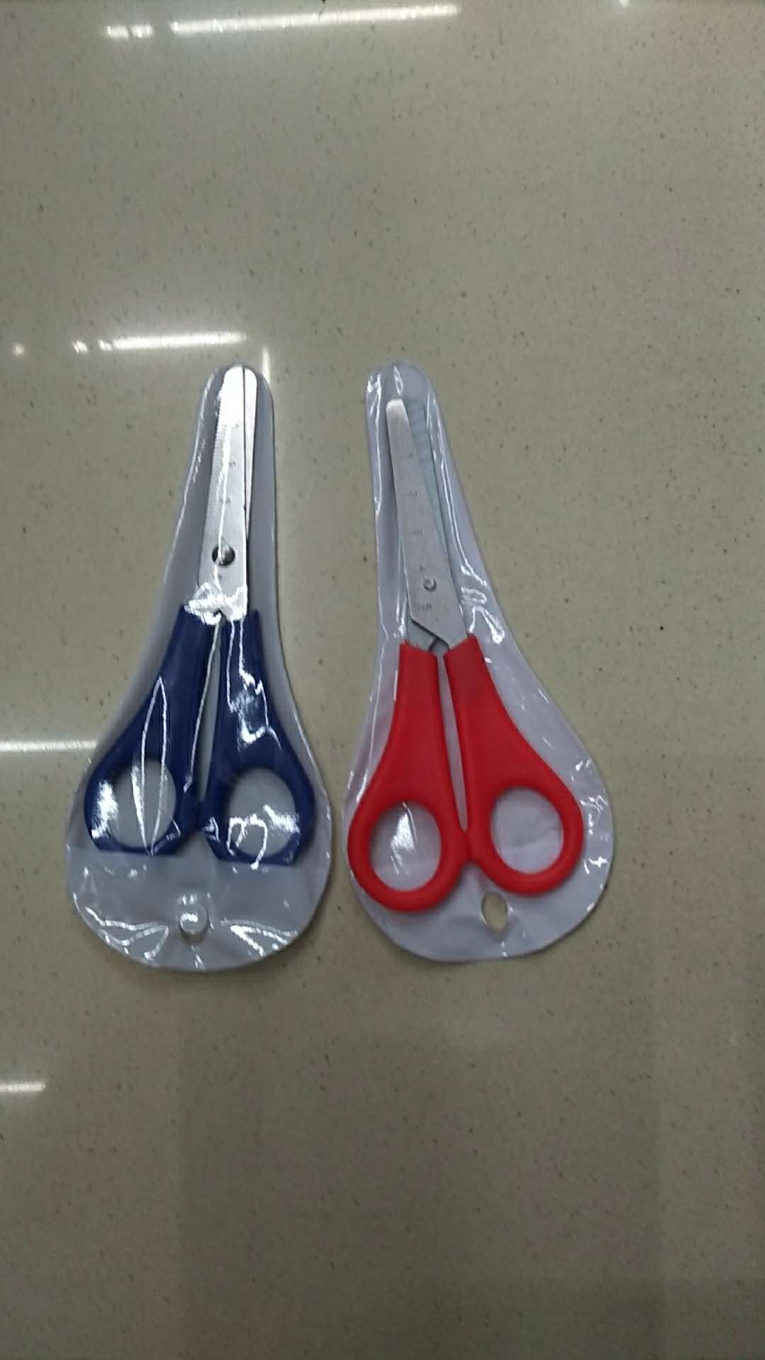 Five-inch cut scissors, office and educational scissors, office stationery, student scissors, children's scissors, student handicraft scissors, sized student scissors, office and cultural desktop supplies, scissors and knives Application Scenario