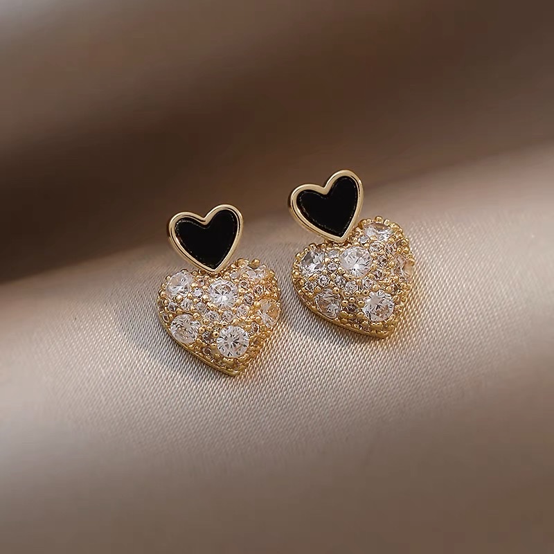 Dingxin Accessories S925 Silver Needle Earrings 912032, a popular new product for foreign trade, is a fashionable metal earring with a European and American style. Wholesale supply from the manufacturer Application Scenario