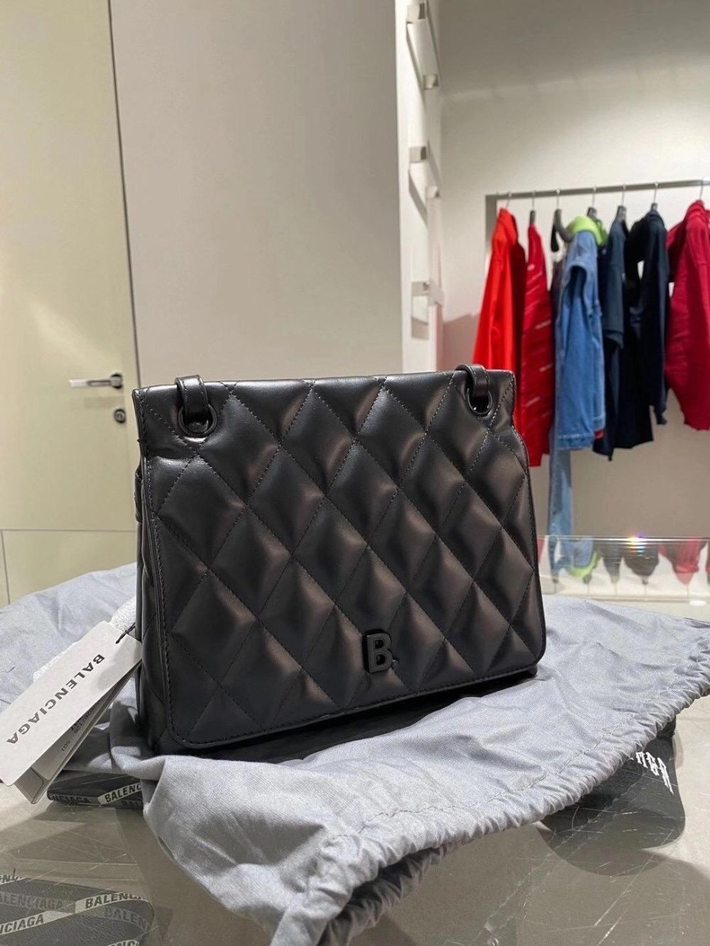 Balenciaga women's black medium-sized B shoulder bag Application Scenario