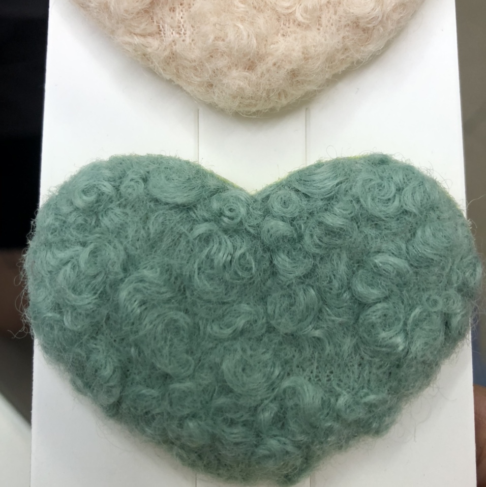 The new style of the "Curly Heart 8" autumn and winter plush flower duckbill sandwich with a forest style