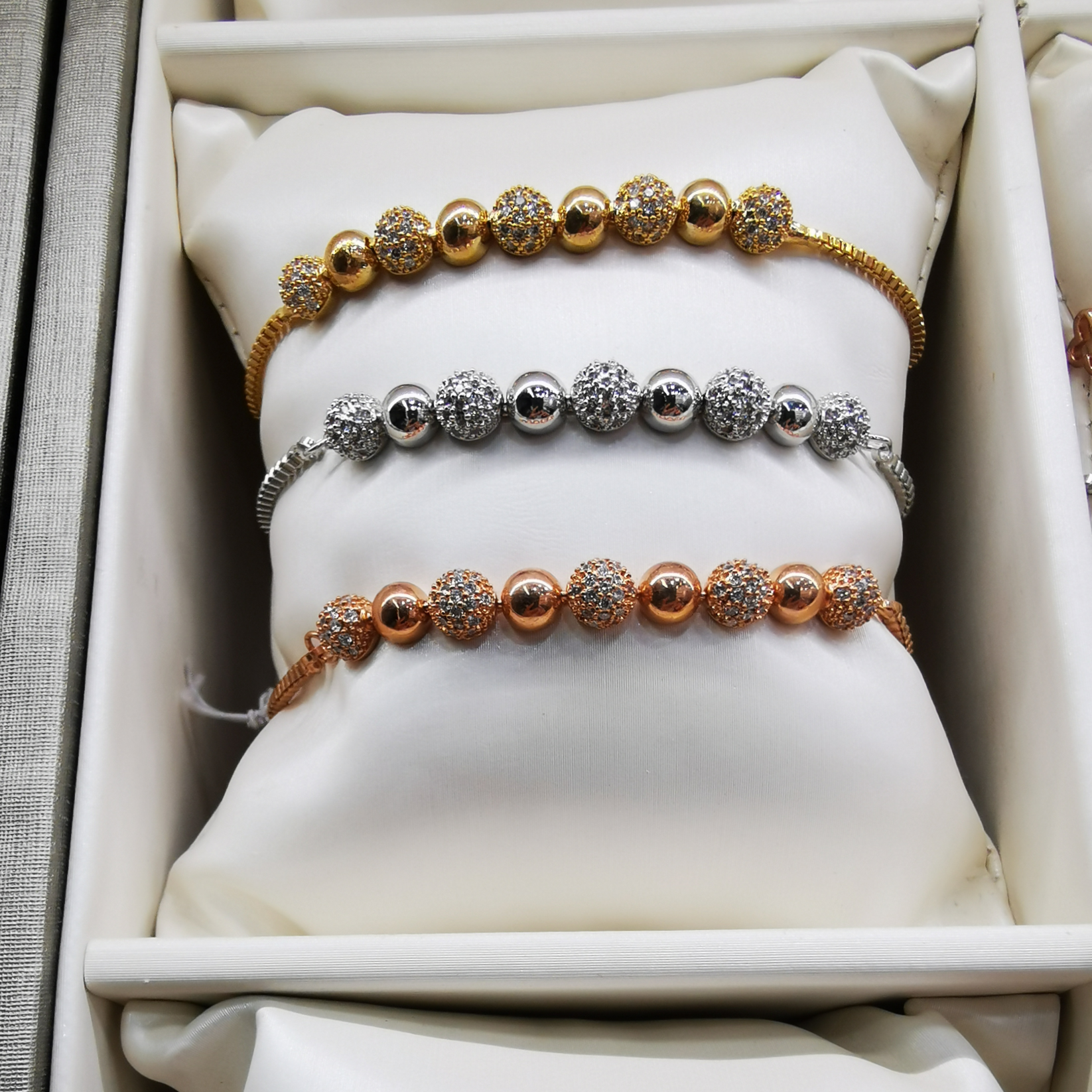 The top color new niche design, InS-style, pull-out adjustable golden bracelet, is a simple and elegant female companion jewelry details Picture