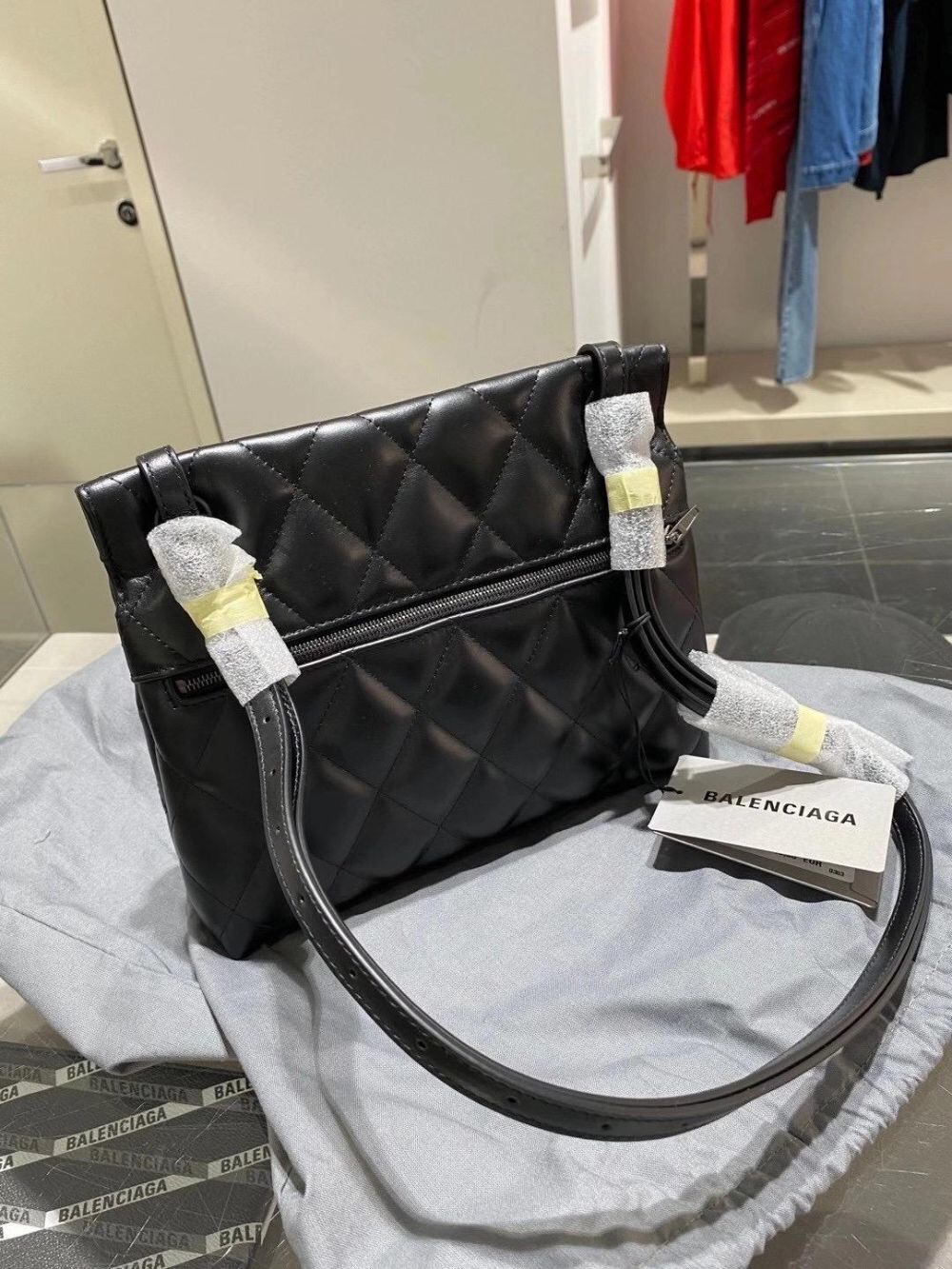 Balenciaga women's black medium-sized B shoulder bag Specification image