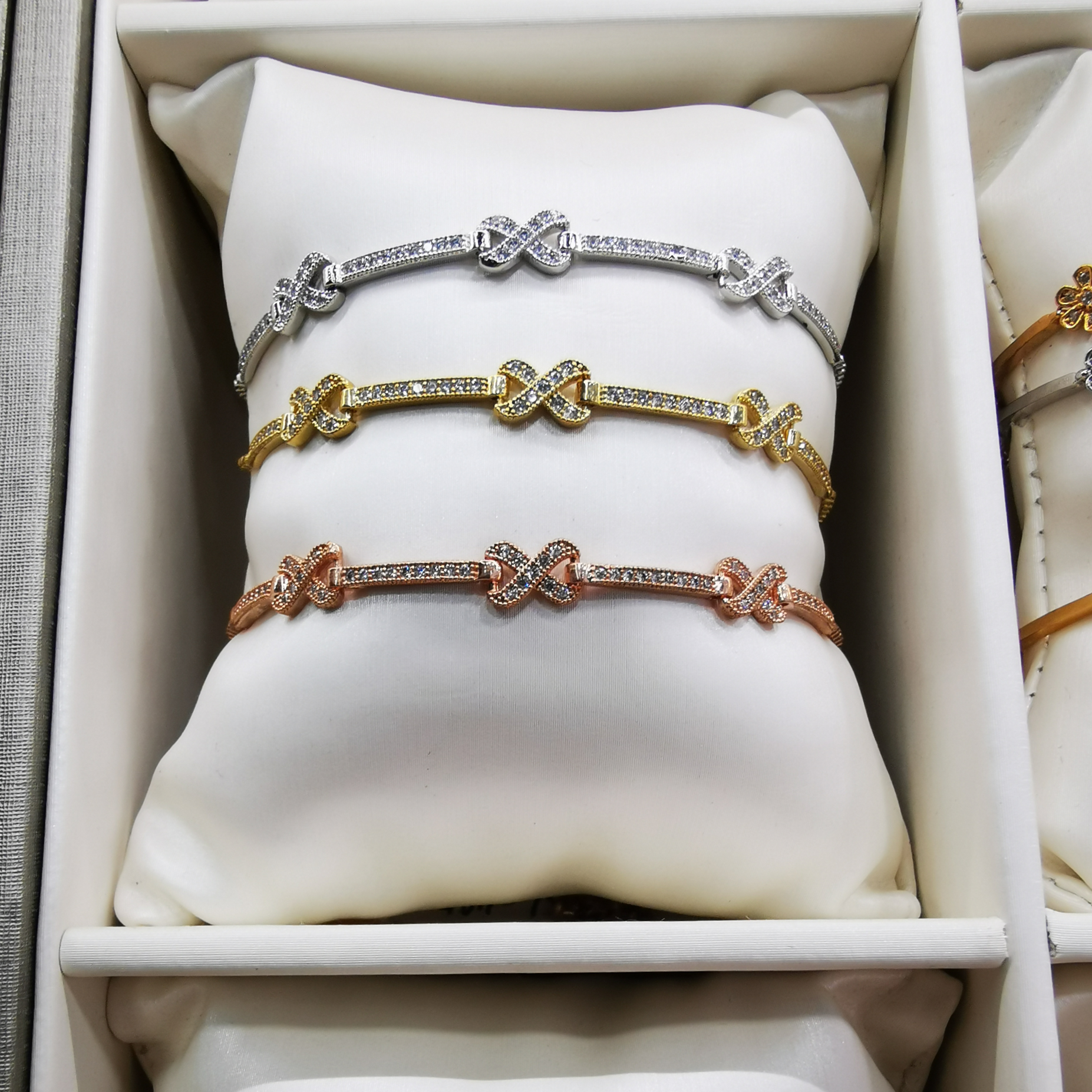 The top color new niche design, InS-style, pull-out adjustable golden retro bracelet, is a simple and elegant female companion accessory Specification image