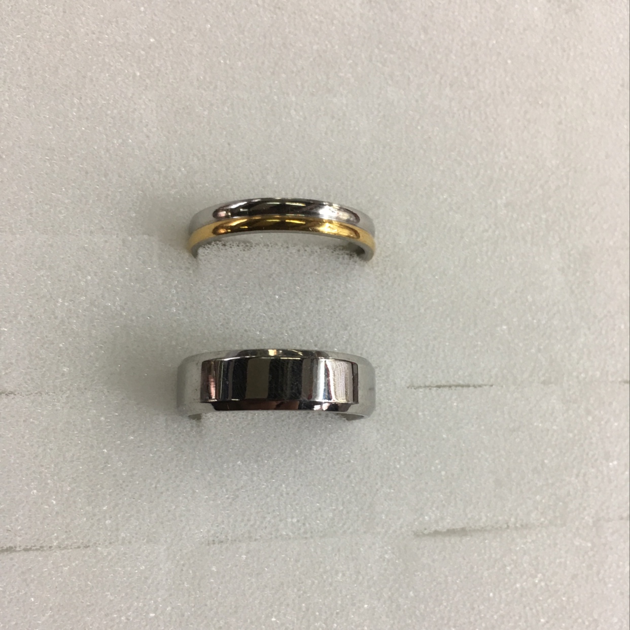 宽面白色加间金两色设计风格独特魅力时尚潮流休闲运动产品图