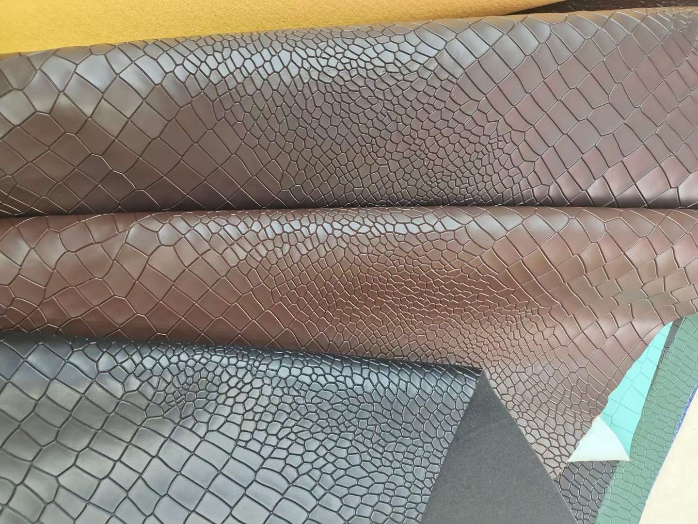 Direct sales of leather with crocodile texture cut by the manufacturer details Picture