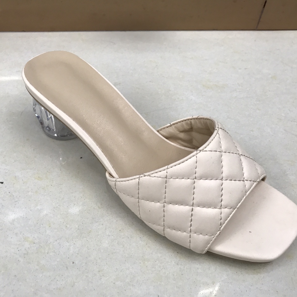 Beige fashionable half-slipper