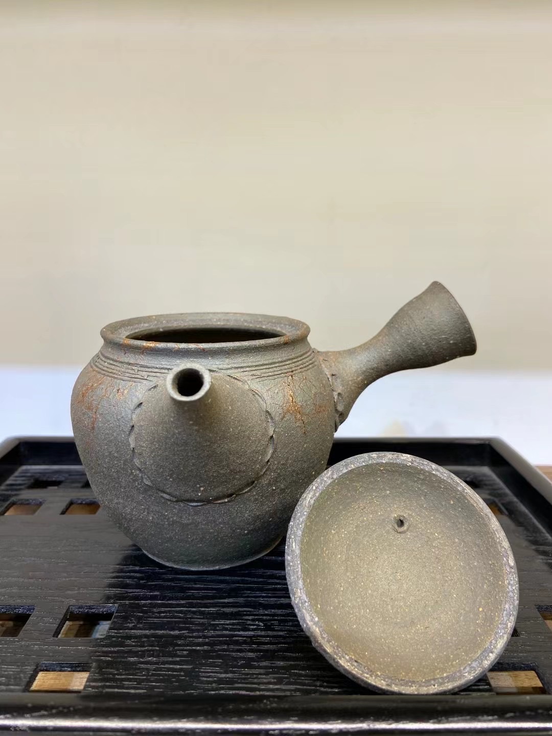 常滑烧 名工 谷川仁作 
原共箱 陶历 供布齐全  
陶泥藻挂急须 容量330毫升  69岁的详情图8