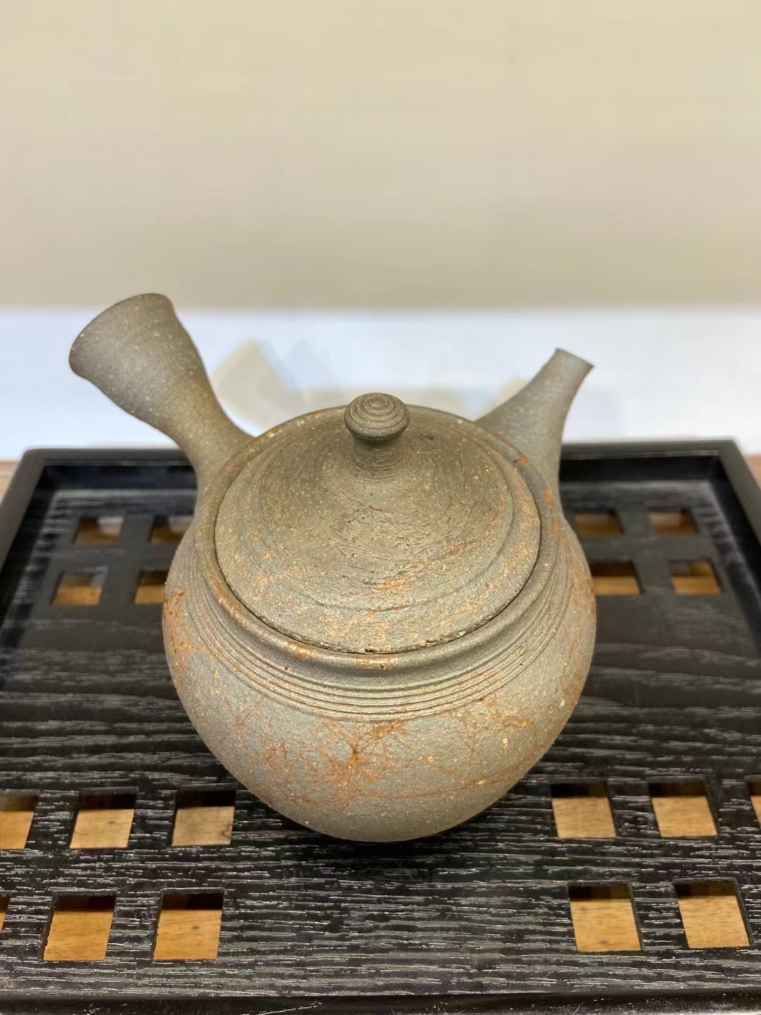 常滑烧 名工 谷川仁作 
原共箱 陶历 供布齐全  
陶泥藻挂急须 容量330毫升  69岁的详情图5