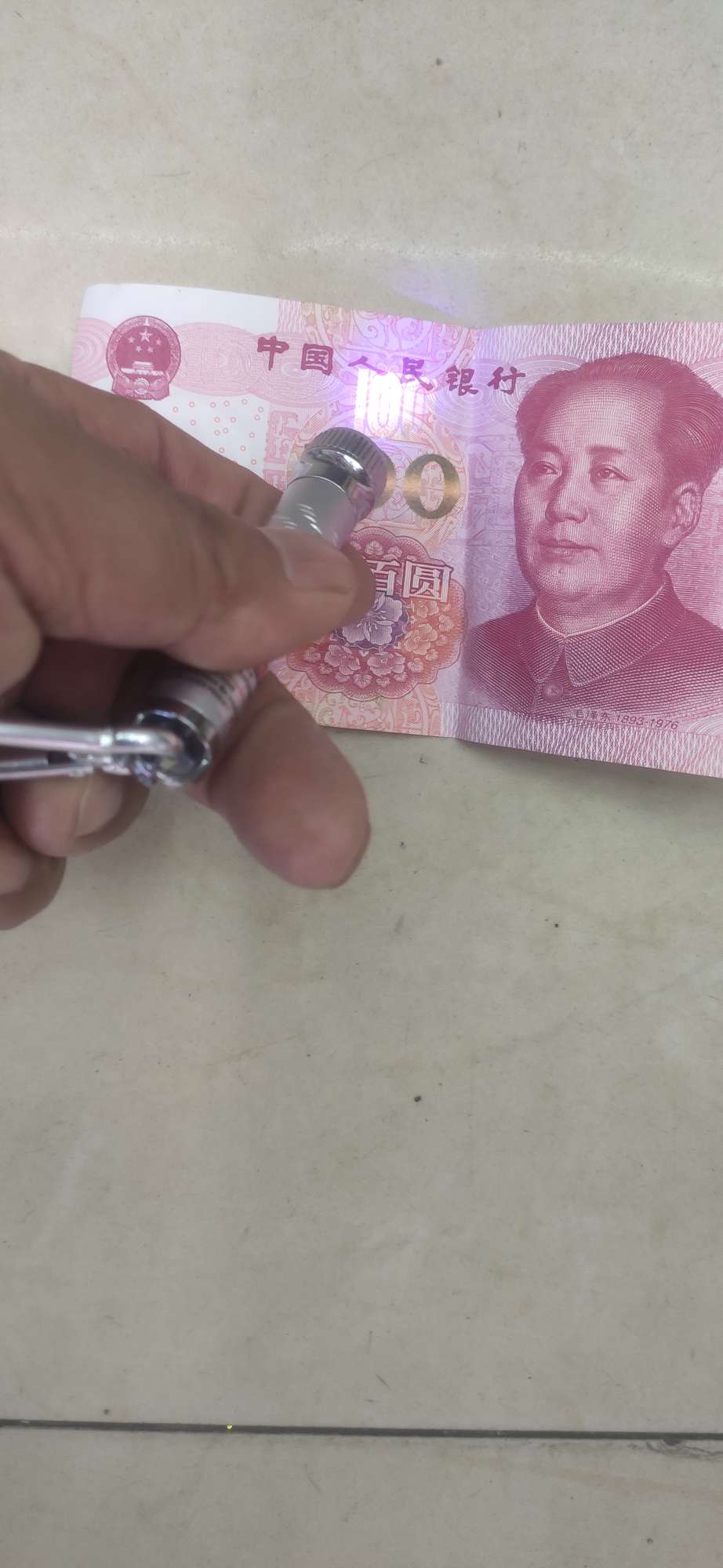 Children's toys, ordinary tubes, six-in-one keychains, laser lights, free gifts, projection flashlights, street stall supply, factory direct sales Application Scenario