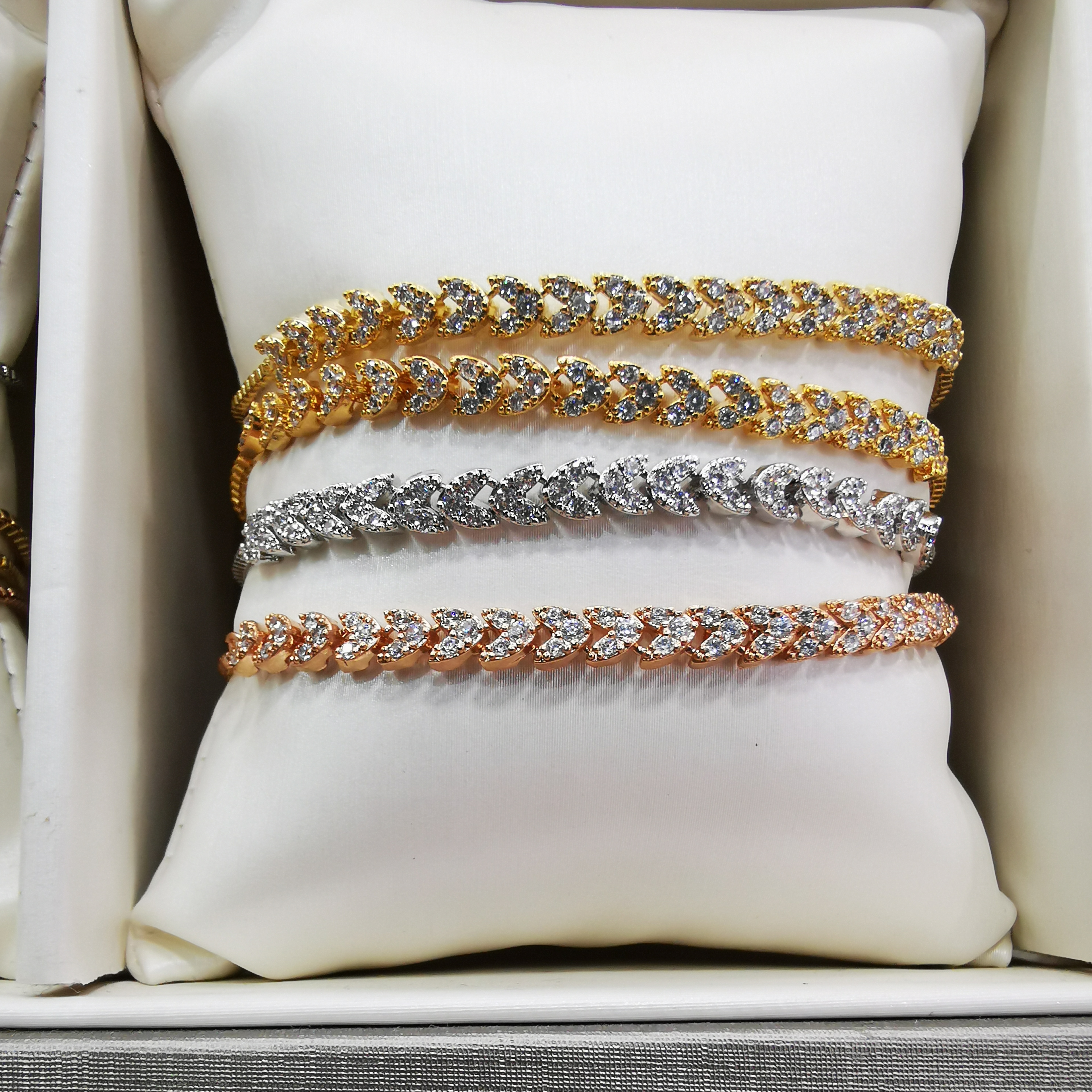 The top color new niche design, InS-style, pull-out adjustable golden bracelet, is a simple and elegant female companion jewelry