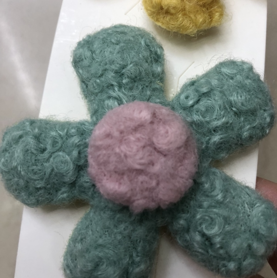 The new style of the "Curly Plum Blossom 28" autumn and winter plush flower duckbill sandwich with a forest style