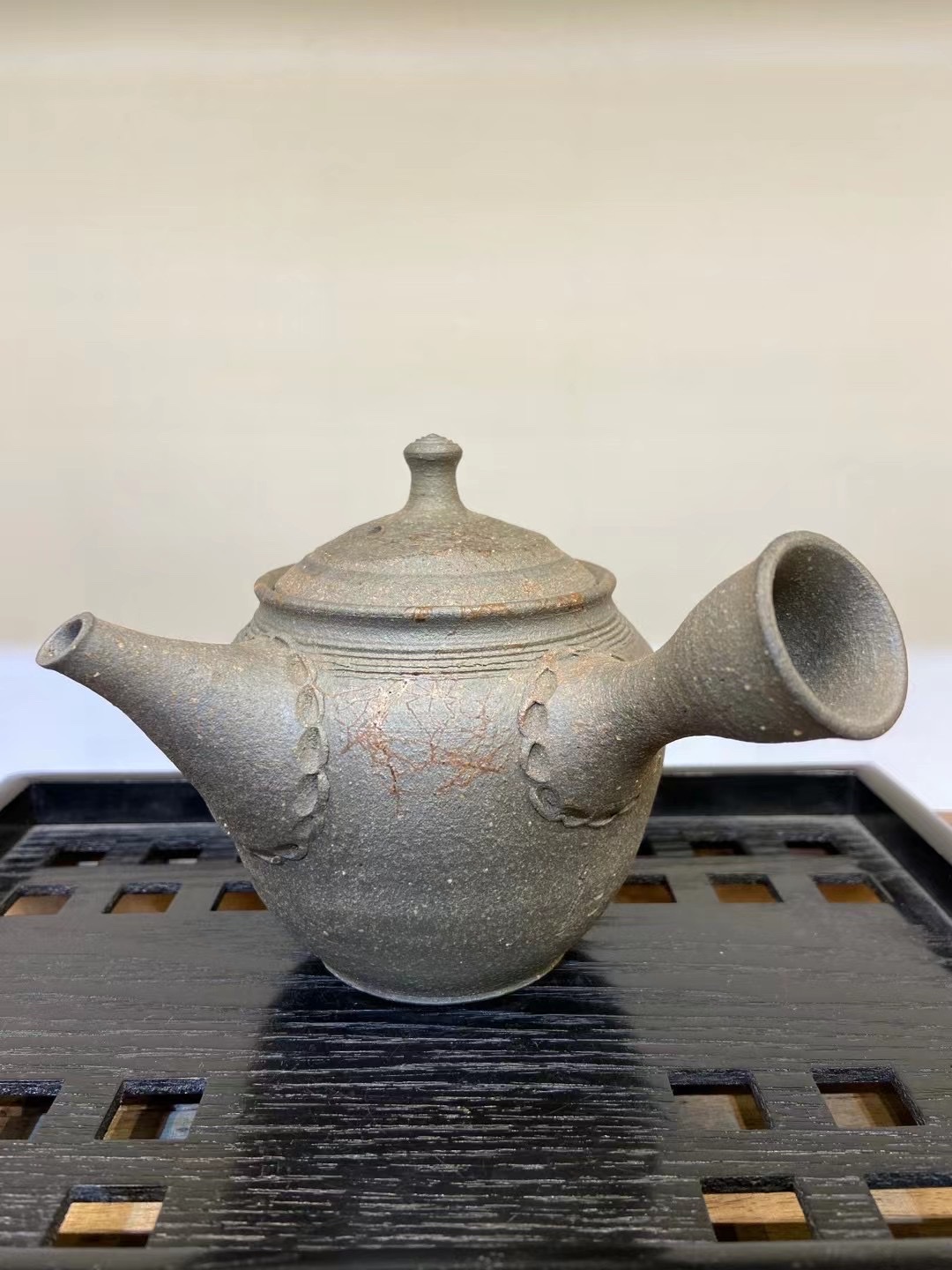 常滑烧 名工 谷川仁作 
原共箱 陶历 供布齐全  
陶泥藻挂急须 容量330毫升  69岁的详情图4