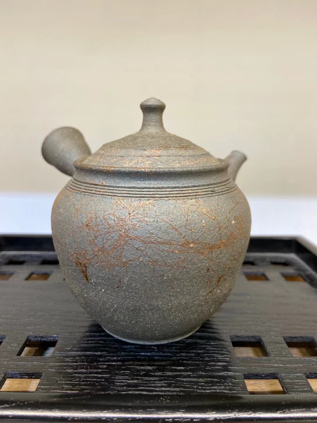 常滑烧 名工 谷川仁作 
原共箱 陶历 供布齐全  
陶泥藻挂急须 容量330毫升  69岁的详情图1