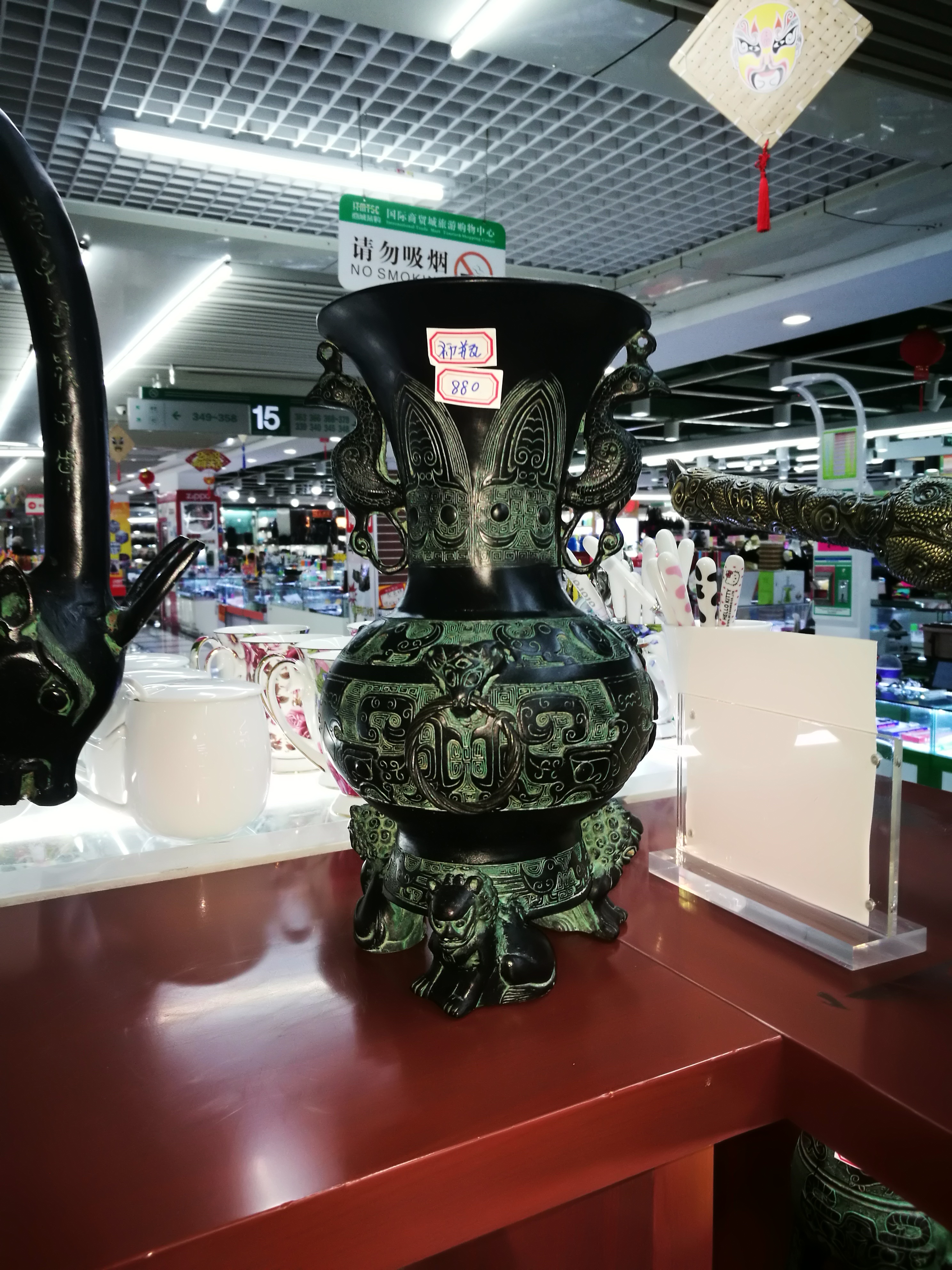 仿古青铜器壶细节图
