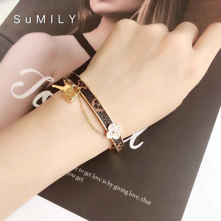 Chenglong Jewelry's classic titanium steel bracelet is non-allergenic and non-fading. B0017-110 details Picture