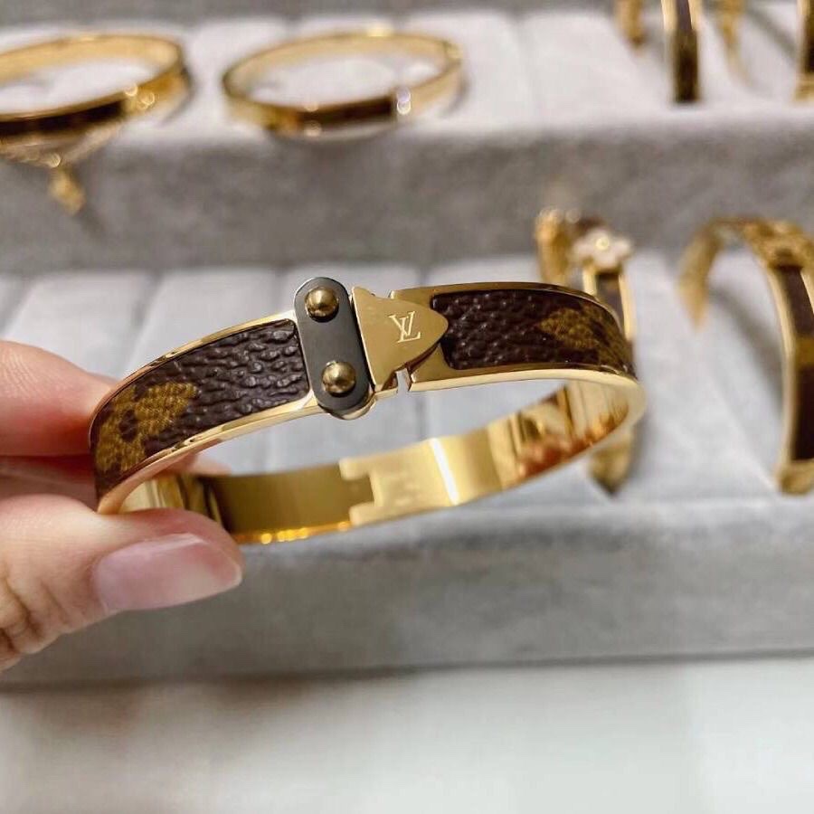 Chenglong Jewelry's classic Donkey Family titanium steel bracelet is non-allergenic and non-fading. B0037-92 Application Scenario