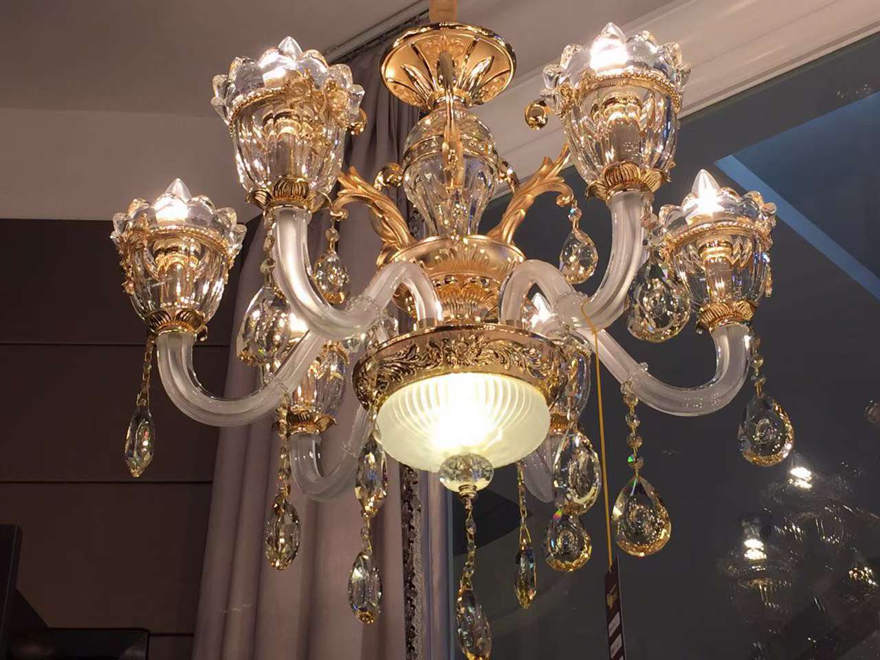Six light luxury chandeliers made of crystal glass for the living room, dining room and hotel Application Scenario