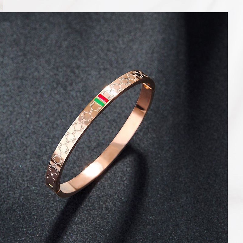 Chenglong Jewelry's classic titanium steel bracelet is non-allergenic and non-fading. B0003-70