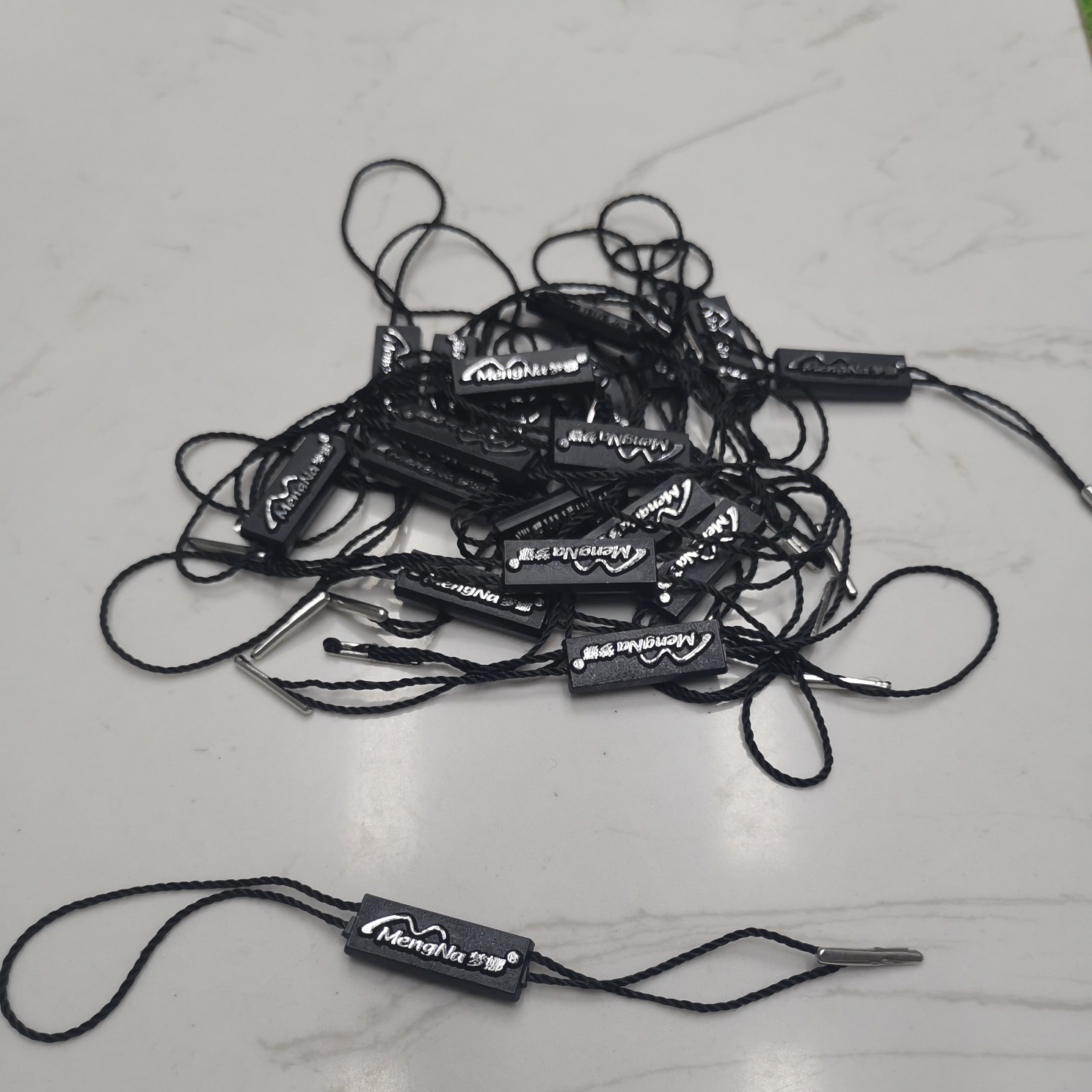 梦娜吊牌吊粒代加工吊粒大量库存服装服饰吊粒代加工吊粒