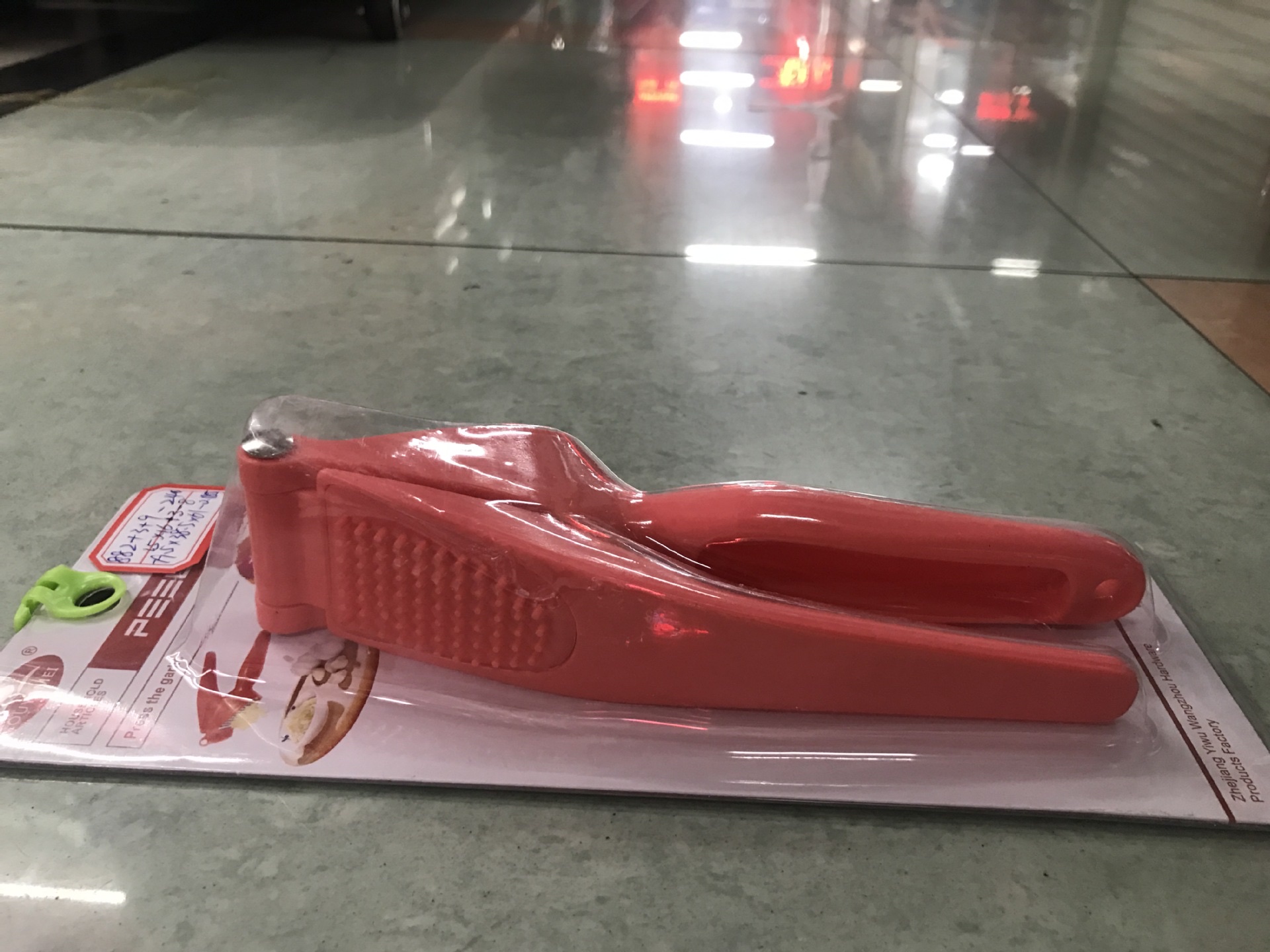 Kitchen Gadgets Creative Pp Material Multifunctional Plastic Garlic Press Household Items Manual Factory Direct Sales Application Scenario