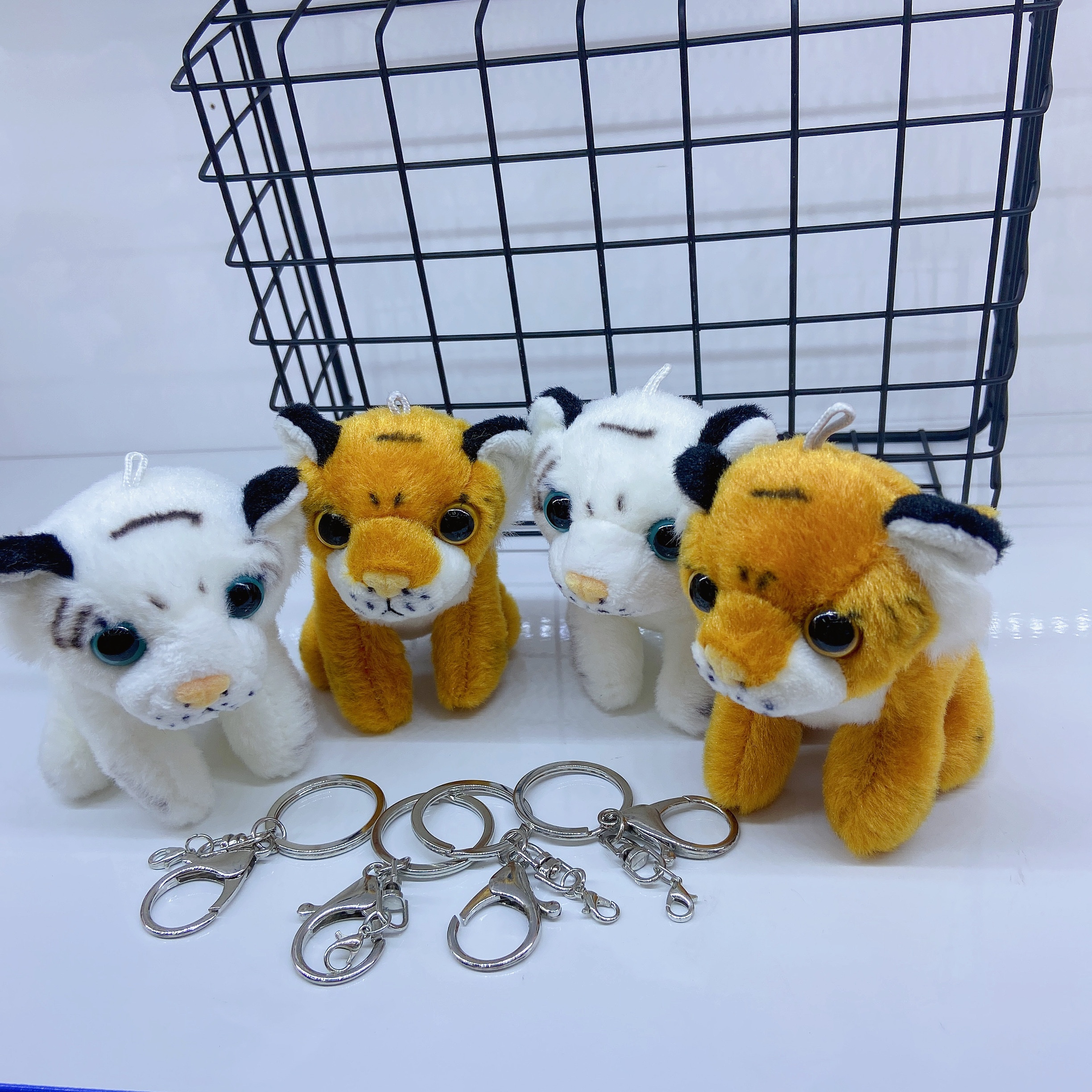 Adorable simulación tigre pequeño colgante tigre de dos colores llavero zodiaco tigre de peluche bolsa adorno puede ser imagen personalizada detail image 3