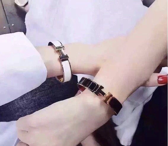 Chenglong Jewelry Bracelet: Korean version couple jewelry for women, fashionable inlaid, niche design, Instagram trendy and popular titanium steel bracelet B0134-120 details Picture