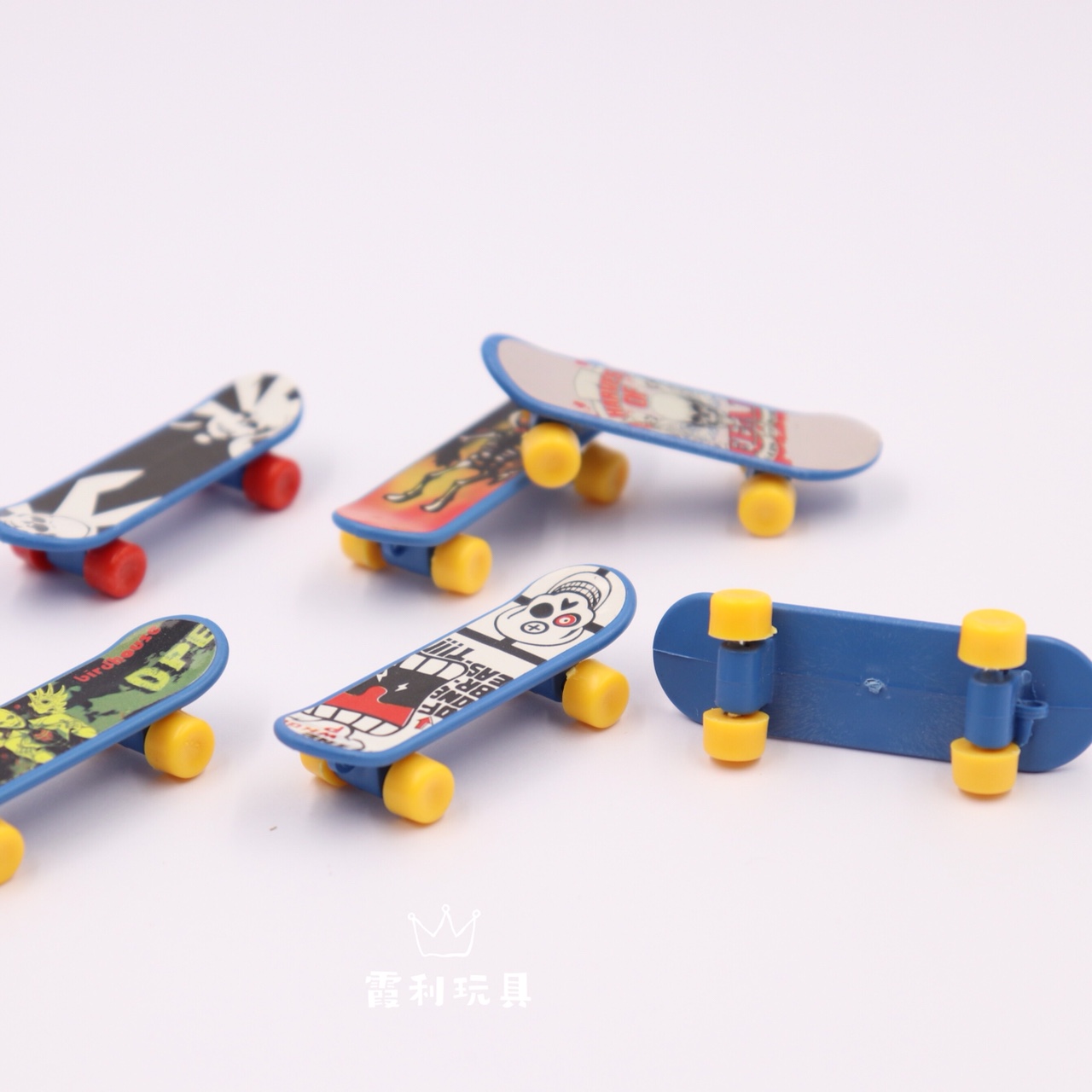 Mini skateboards, finger skateboards, children's plastic toys, gifts, gashapon party toys
