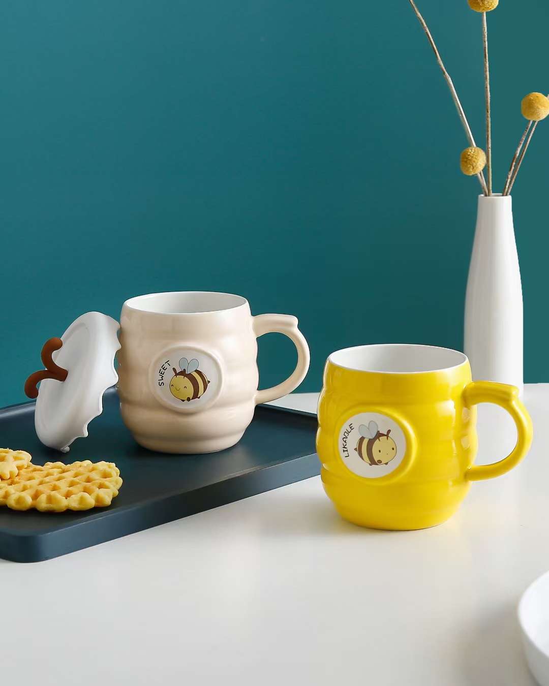 陶瓷杯勤劳的小蜜蜂白底实物图