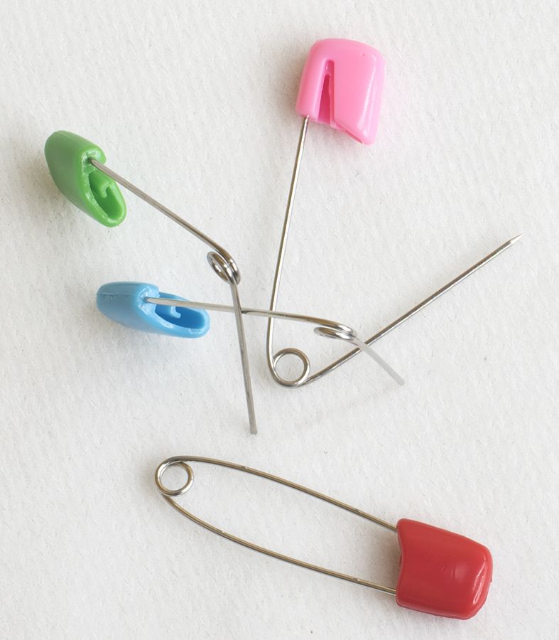 Children's pins, colored pins, plastic pins, stainless steel pins, colored plastic gourd pins, white children's clothing tags, hanging ropes, special small gourd pins, plastic safety pins details Picture