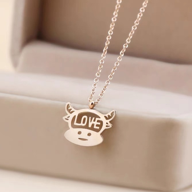 Brave Niu Niu is not afraid of difficulties Zodiac Niu necklace Light luxury niche on the new titanium steel 18k rose gold collarbone chain ins