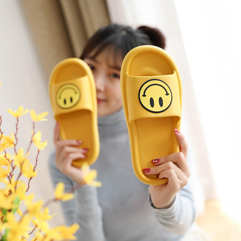Verano nuevo estilo de dibujos animados lindo interior interior niños zapatillas mujeres baño pareja exterior uso cara sonriente padre niño zapatillas frescas details Picture