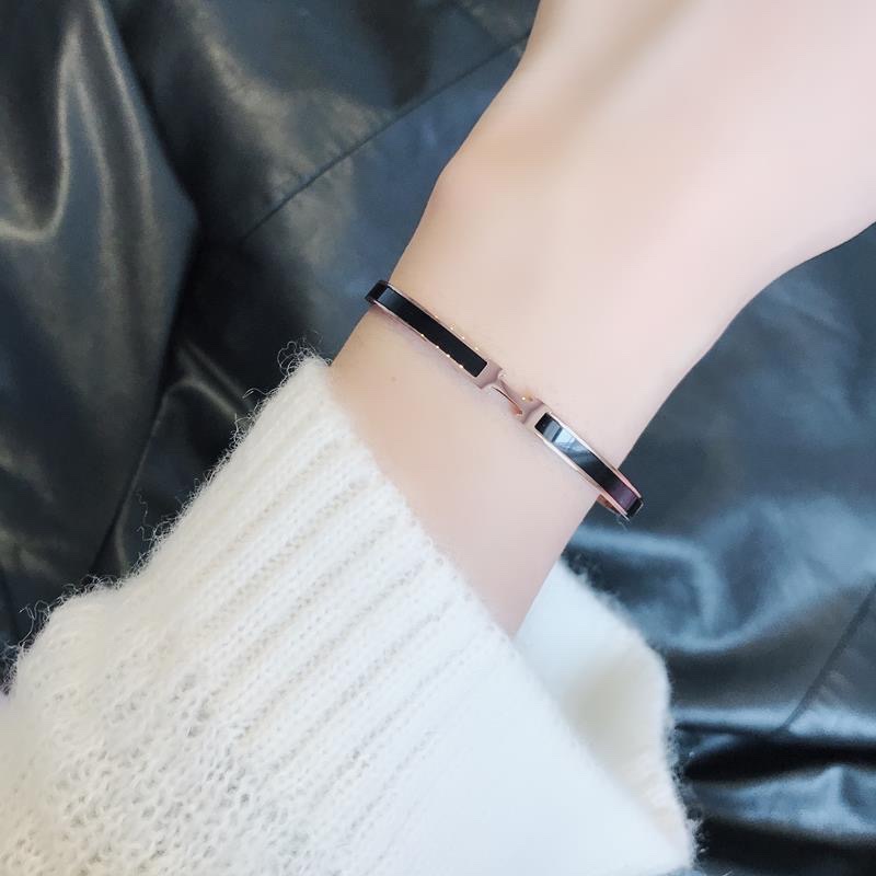 Chenglong Jewelry Titanium Steel Classic H Bracelet, non-allergenic and non-fading B0008-90 Application Scenario