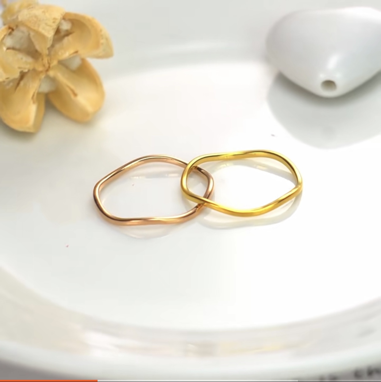 Thin vegan ring light luxury niche delicate female fashion personality titanium steel tail ring pinky Instagram fashion design Internet celebrity