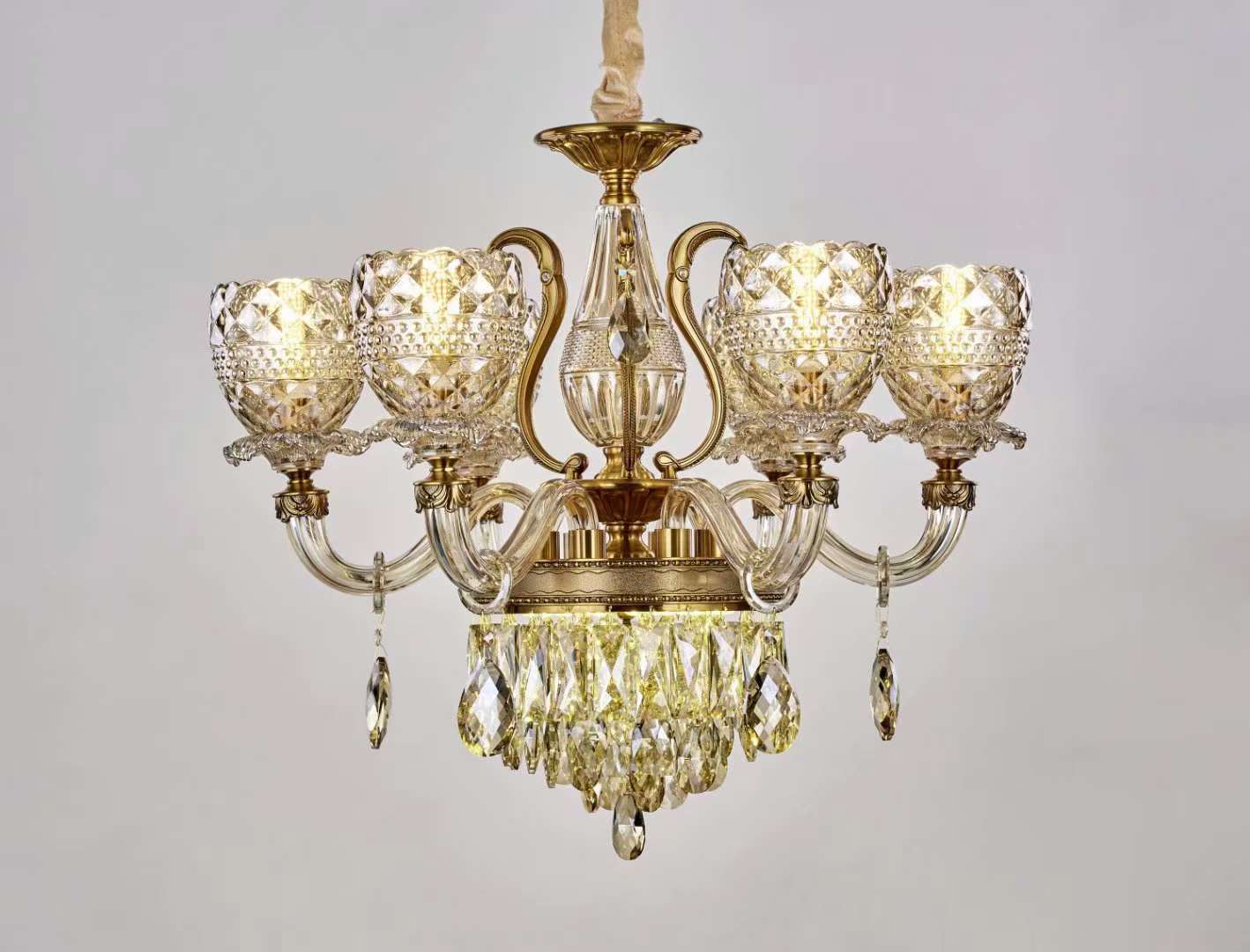 There are 6 crystal glass chandeliers for the living room, dining room and hotel details Picture