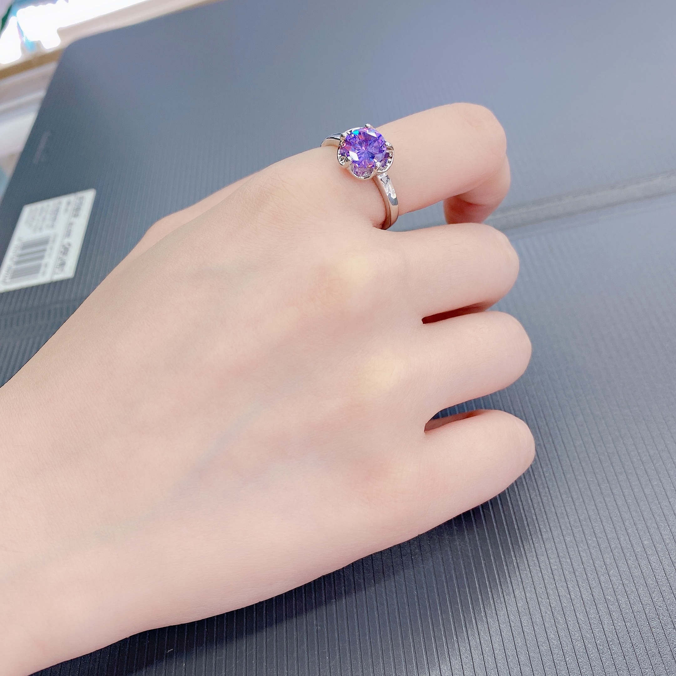 The surface of Chenglong jewelry is plated with white gold or rose gold, and the opening of the live ring can adjust the feminine charm CL0595-19 Application Scenario
