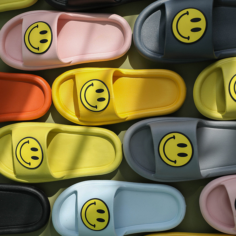 Verano nuevo estilo de dibujos animados lindo interior interior niños zapatillas mujeres baño pareja exterior uso cara sonriente padre niño zapatillas frescas