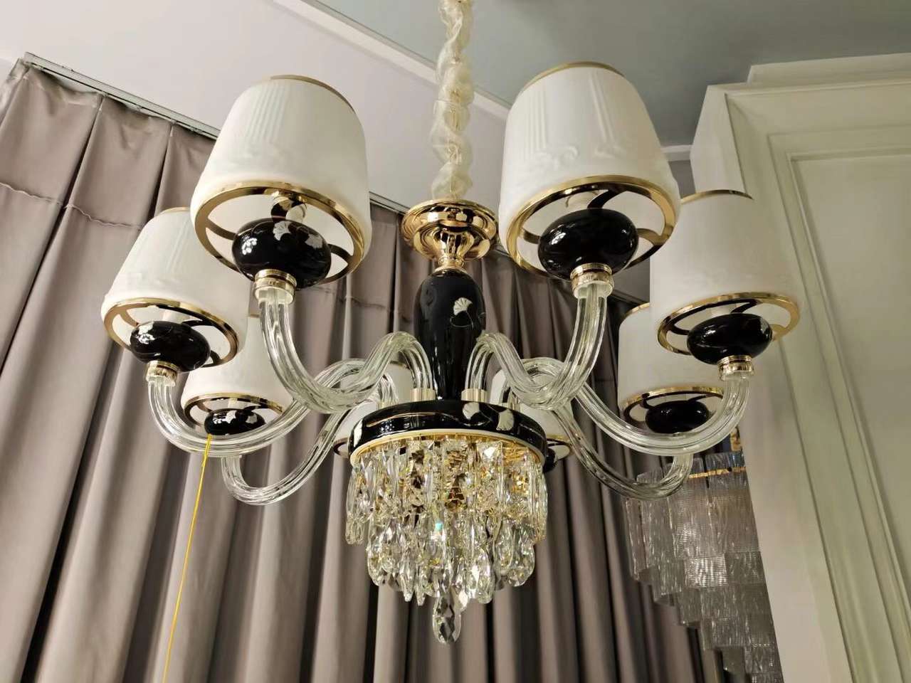 Six simple chandeliers in the living room, dining room and corridor made of crystal glass Application Scenario