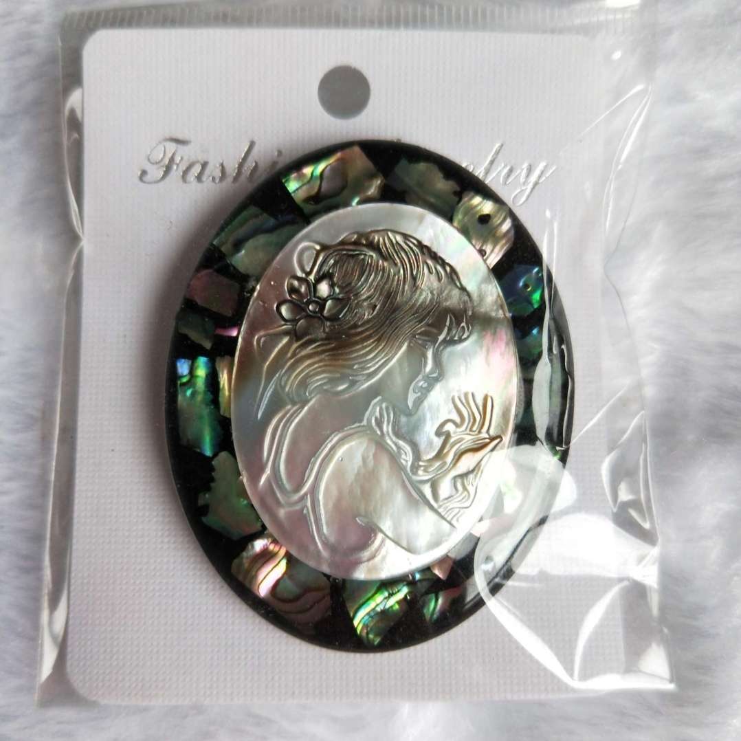European And American Retro Personality Natural Abalone Shell Brooch Black Butterfly Shell Carved Beautiful Head Shell Brooch details Picture
