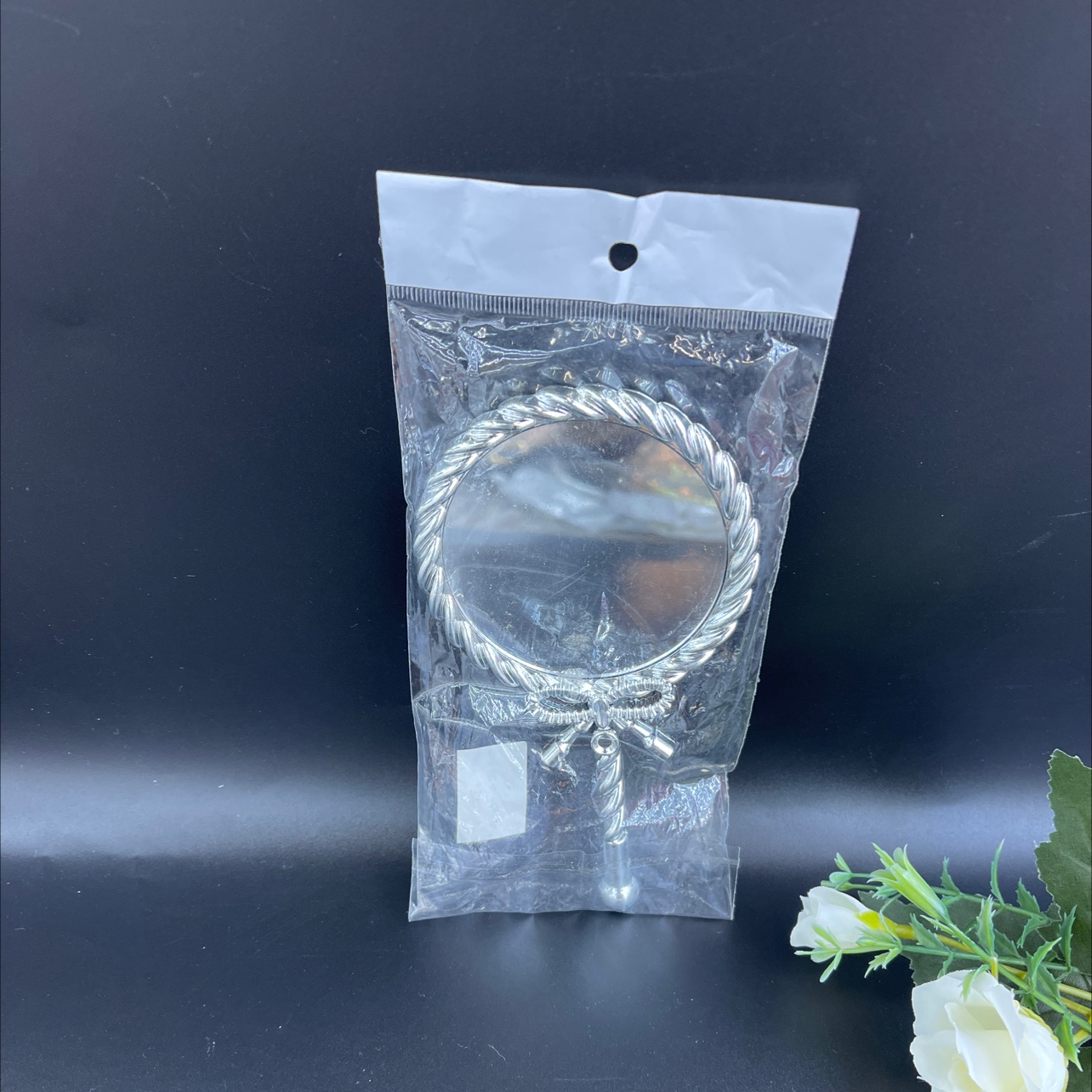 Pequeña chica favorito belleza espejo 7 fácil de mano espejo minimalista mini espejo estilo europeo y americano mini espejo amor casero artesanía 02 Application Scenario