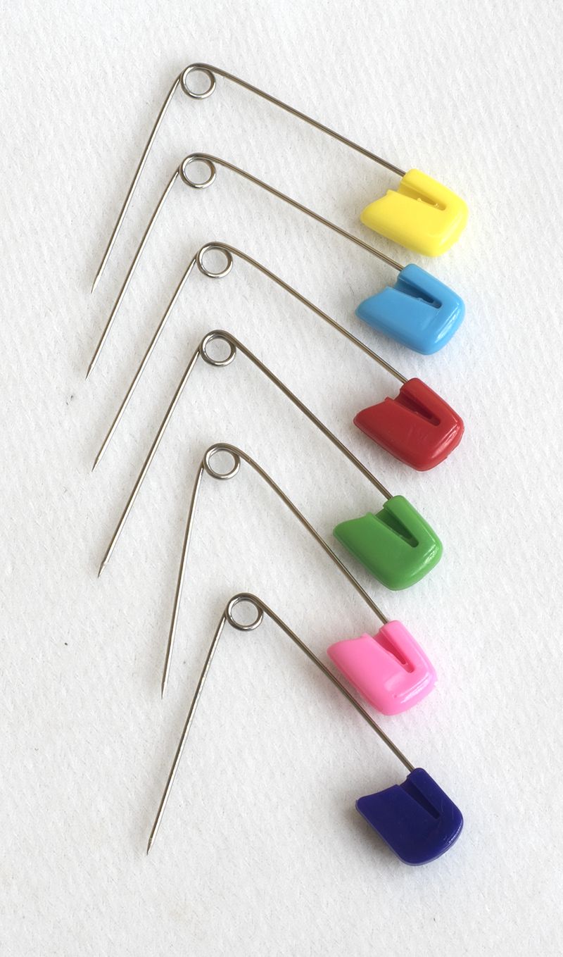 Children's pins, colored pins, plastic pins, stainless steel pins, colored plastic gourd pins, white children's clothing tags, hanging ropes, special small gourd pins, plastic safety pins Application Scenario