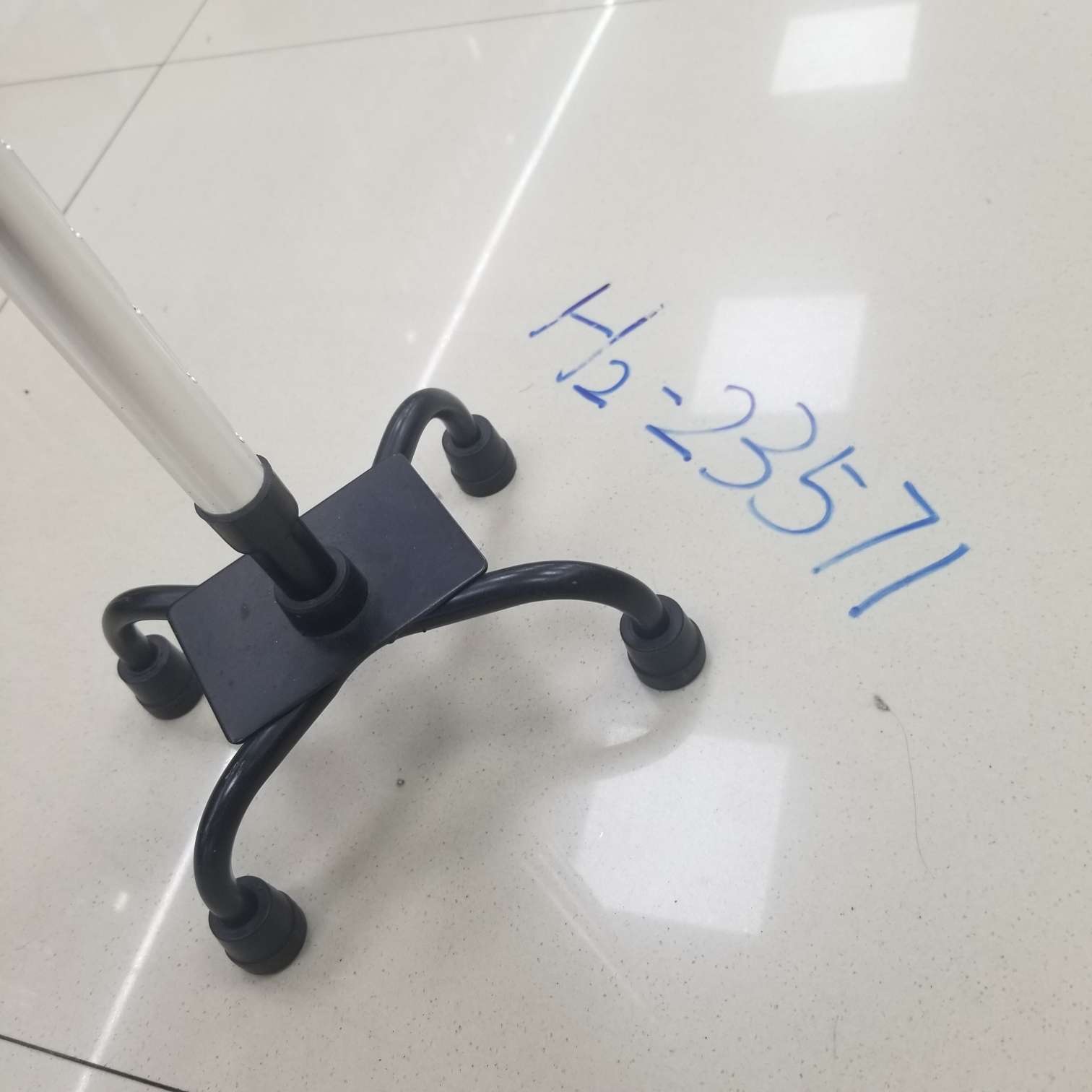 四脚拐杖产品图