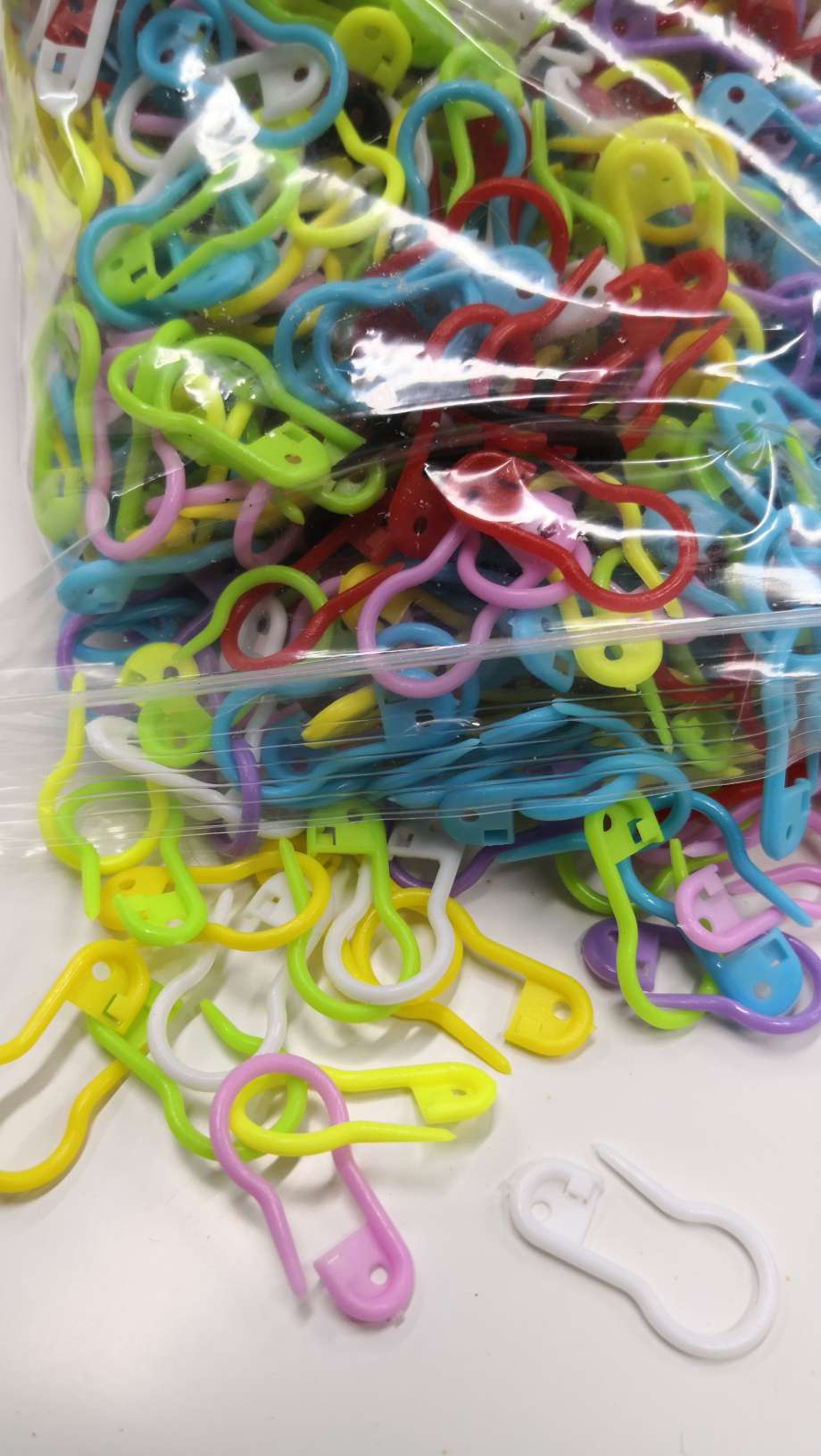 22mm plastic gourd pin, colored plastic gourd pin, white children's clothing tag, special small gourd pin plastic safety pin for hanging rope Application Scenario