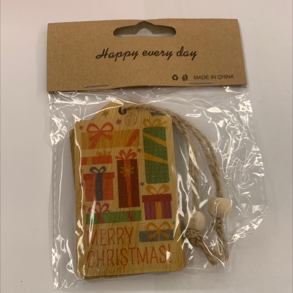 Grey background with color-printed Christmas hemp rope, two strings of natural wood-colored wood beads, one package, gift decoration, wooden 85