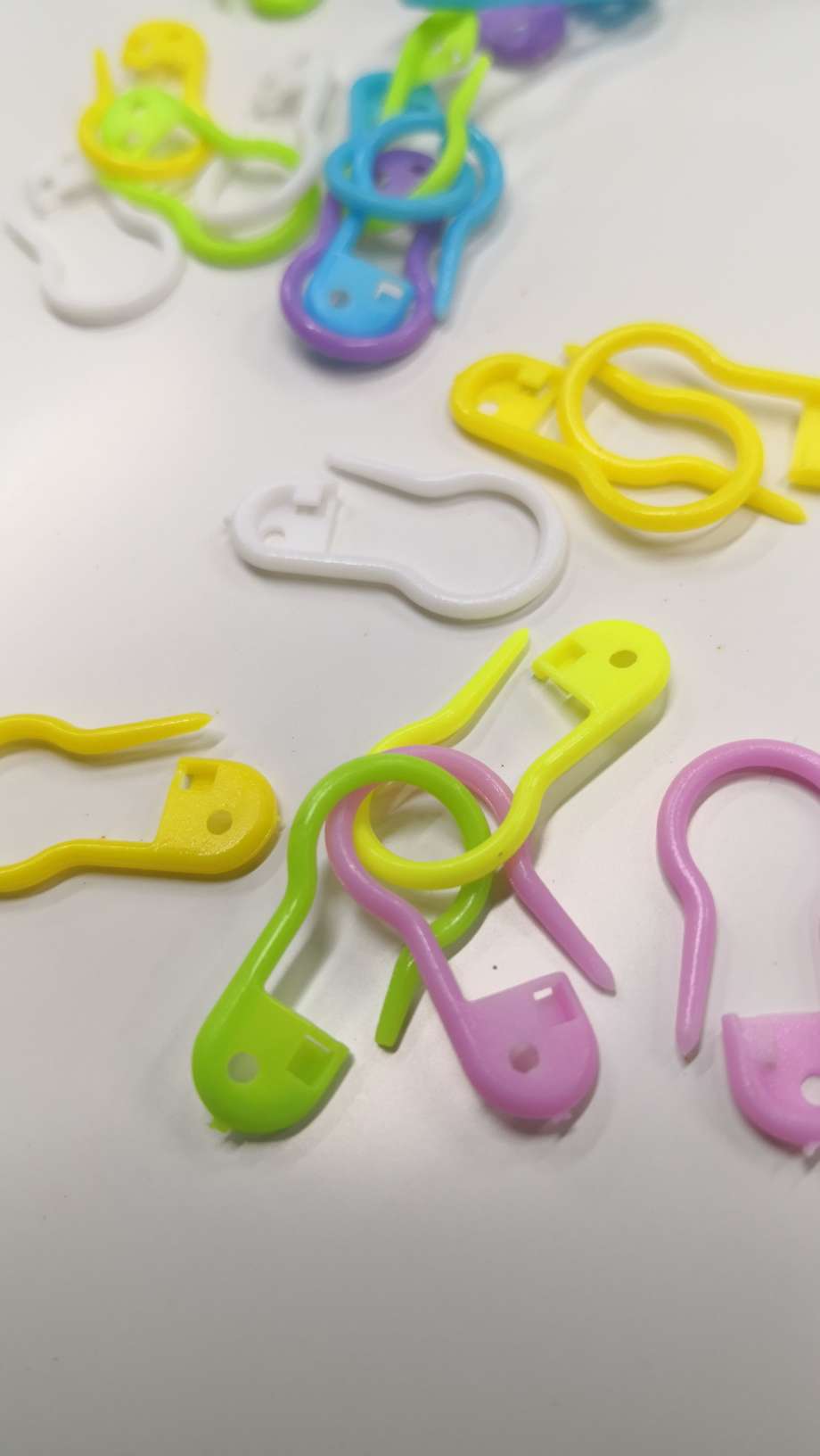 22mm plastic gourd pin, colored plastic gourd pin, white children's clothing tag, special small gourd pin plastic safety pin for hanging rope detail image 3