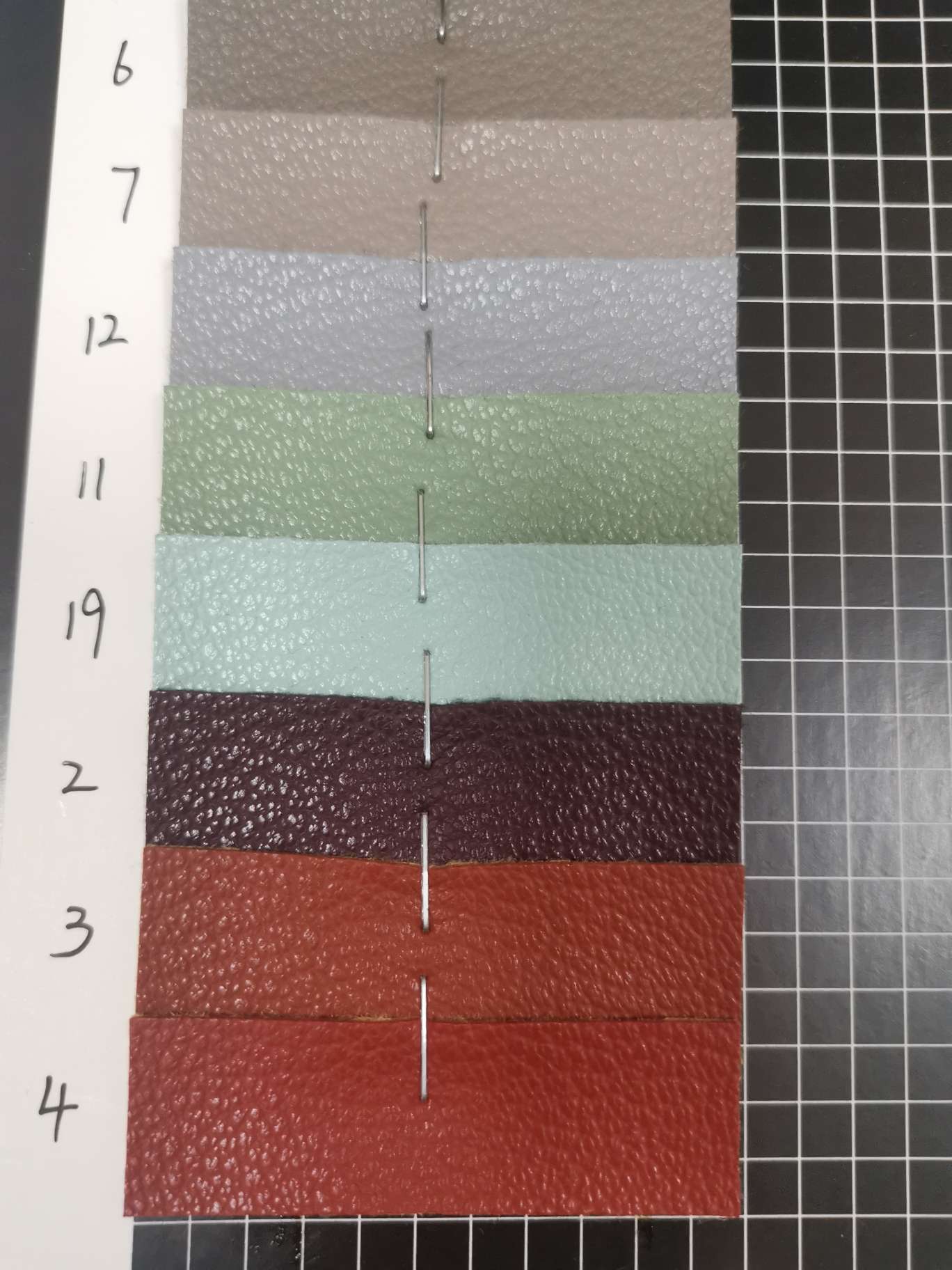 73 97 8 6 Manufacturers direct sales of new leather a large number of spot high school low grade luggage sofa shoe material fabric Item Picture